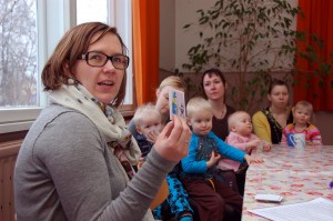 1,5 vuotta sitten Viialassa lapsen uhkaiästä luennoinut Mia Kerokoski MLL:n Hämeen piiristä on luvannut selvittää, löytyisikö Akaan kaupungilta tilat perhekahvilalle. 