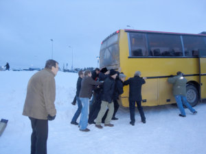 Toijalan Pallon Kilta antoi raumalaisille työnäytöksen Äijänsuon jäähallin parkkipaikalla, kun killan bussi juuttui hankeen.