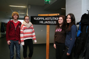 Valtteri Lumme (vas.), Miia Virtanen, Tiia Helin ja Camilla Ahlfors osallistuivat Akaan lukion ylioppilaskirjoituksiin helmikuussa 2013. Palveluverkkotyöryhmän mukaan vain taloudellisesti järkevä lukio voi jatkaa Akaassa.