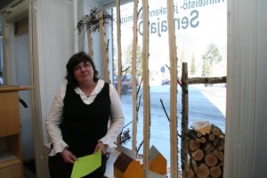 Rakentamispalveluita tarjoavan Semajan Kirsti Sjölund on suunnitellut yrityksensä ikkunaan metsäaiheisen somistuksen, mikä sopii metsänhoitoa harrastavalle yrittäjälle. Ikkunaa hän tarjoaa myös mainospaikaksi asunnonmyyjille.