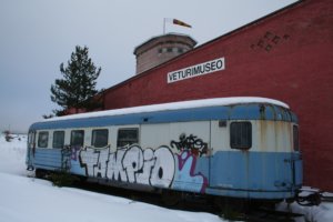 Veturimuseon alueella on liikkunut helmikuun loppupuolella graffitintekijä luvattomalla asialla. Poliisin mukaan tekijältä on kulunut jokunen tovi isokokoisen Tampio-tekstin maalaamiseen.