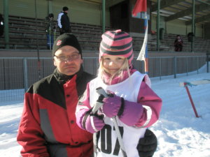 4-vuotiaiden sarjassa neljänneksi sijoittunut Elli Pohjonenkäy Nahkialanjärvellä säännöllisesti hiihtämässä. Maalissa oli vastassa isä Jari Pohjonen. Kuvat: Tuulikki Moisio. 