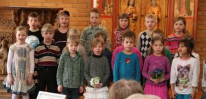 Arvo Ylpön esikoulun lapset kävivät laulamassa talvisodan muistojuhlassa.