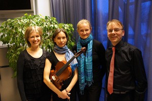   Pitkäperjantain konsertin esiintyjät Sanna Tullila (vas.), Marianne Hautakangas, Lea Antola ja Miika Jämsä.