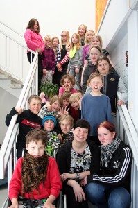 Keskustan koulun 3b-luokka vieraili palkintomatkallaan myös Akaan Seudussa. Joukkoa johtivat opettaja Laura Vedenpää ja lastenohjaaja Jenni Olander.