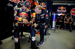 Ajon tallin kuljettaja Luis Salom ja tallipäällikkö Aki Ajo. Kuvat: Red Bull KTM Ajo.