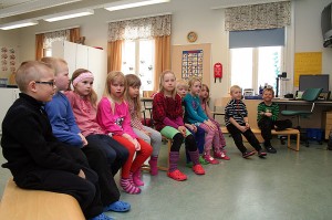 Kirkonkylän koulun eskarit vuorottelevat eskariluokassa Sontulan oppilaiden kanssa. Iltapäivällä ryhmillä on yhteistä opetusta. 