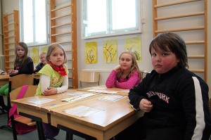 Niina Pulkkisen, Karita Kajannon ja Julius Harjun mukaan opetus liikuntasalissa erottaa Sontulan ja Kirkonkylän koulut toisistaan. Juliuksen mukaan myös pulpetit olivat omassa luokassa eri tavalla. 