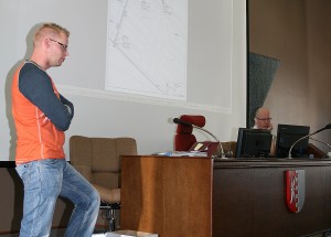 Jarno Hupanen (vas.) ja Jukka Sandelin esittelivät Akaan valtuustosalissa tämän vuoden putkisaneeraussuunnitelmia.