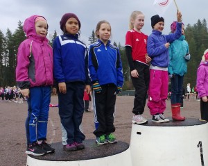 Toijalan Vauhdin 9-vuotiaiden tyttöjen joukkue voitti hopeaa maastojuoksun piirinmestaruuskilpailuissa.