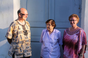 Lähettikuvassa Namibian lähetit Jarmo ja Elise Lehtinen vierailulla Akaassa vuonna 2010. Kuvassa keskellä aikanaan Namibiassa lähetystyössä ollut akaalainen Anna-Liisa Hirvelä.