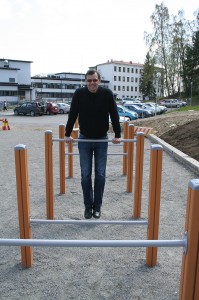 Akaan liikuntasihteeri Timo Toivonen saa jatkossa jättää hallintohommat vähemmälle ja keskittyä liikuntapaikkojen suunnitteluun.