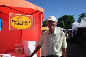 Mehiläistarhaaja Risto Niilimäki jakaa Vuoden Akaalainen -kunniamainintansa 18 miljoonan akaalaisen mehiläisen kanssa. 