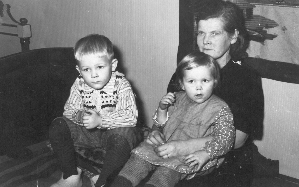 Raul ja Pirjo Reiman Hilma-mummon kanssa Jokelassa.