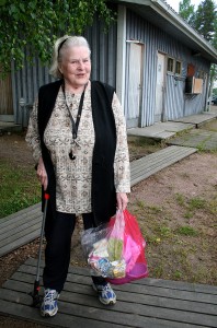 Viialalainen Helinä Suomalainen on ottanut tavakseen kerätä Toijalan Satamasta muovipussillisen roskia joka toinen päivä. 