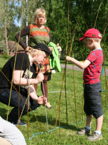 Anna-Lea Kopperi seurasi Nahkialanjärven puistossa Ylpönpihan päiväkodin lasten työskenmtelyä.