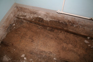 Käsityöluokan lattia on seinien vierestä läpimärkä.