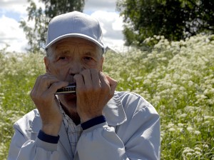 Risto Puhakka musisoi huuliharpulla. Hän esitti myös itse tekemänsä Kylmäkoski-laulun.