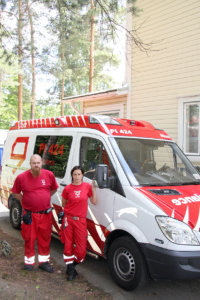 Akaan ambulanssi on saanut uuden tukikohdan Viialasta. Myös auto on uusi. Lähihoitaja Markku Harju ja sairaanhoitaja Emilia Köykkä olivat työvuorossa viime perjantaina. Perjantaiaamulla kello 8 alkanut työvuoro päättyi lauantaiaamulla kello 8. Päivä oli hiljainen, mutta vastaavasti viime viikon keskiviikkona Akaan autolla oli 11 ajoa, minkä lisäksi Urjalan ambulanssia tarvittiin Akaaseen paikkaamaan tarvetta kolme kertaa keskiviikon aikana. 