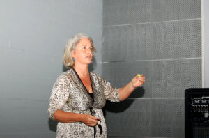 Kanadalainen professori Erika Batdorf kertoi elävästi taideprojekteistaan.