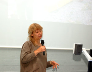 Ympäristöjärjestö Dodo ry:n edustaja Minna Raivio puhui kaupunkiviljelyn puolesta.