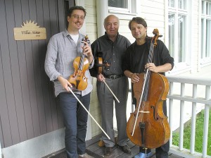 Mark Gothoni (viulu), Rainer Moog (alttoviulu) ja Marko Ylönen (sello) ovat kouluttaneet konserttimuusikoita Päivölän opistolla. 