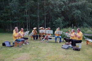 Pyryn torvisoittokunnan pihasoitot ovat jatkuneet yli 20 vuotta.   Heinäkuussa 2013 soittokunta soitti venekerho Hopea-Ankkurin tukikohdassa Nypyssä  Varrasniemessä. Kuva: Vivikka Monto.