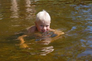 Seitsemänvuotias Konsta Iskala antoi tyylinäytteen uimisestaan.
