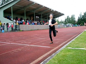 Toijalan Vauhdin Sini Tirri on tasaisen varma pitkien matkojen juoksija, ja tälläkin kertaa hän juoksi ylivoimaiseen voittoon 13-vuotiaiden tyttöjen 1000 metrillä