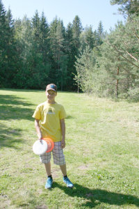 Lähes päivittäin Lastumäen frisbeegolf-radalla heittelevä 12-vuotias Santtu Hakanen otti ykköstilan frisbeegolfin junioriluokassa.