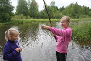 Mea Moilanen esittelee kalaansa Aada Järvenpäälle.   