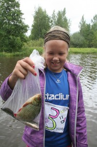 Noora Nurmi oli tyytyväinen kalansaaliiseensa.