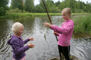 Mea Moilanen esittelee kalaansa Unna Järvenpäälle.