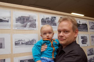 Antti Mustilan mukana myös Juho-poika pääsi tutustumaan isän synnyinmaisemiin.