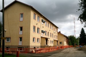 Kirkonkylän koulun sisäänkäynnit ovat vielä koulun alkaessa kesken. Portaiden valua aloitettiin 2. elokuuta. 