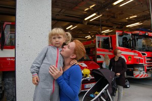 Äiti Saara Lempinen ja tytär Siiri Välimaa ovat kiertäneet katsomassa paloautoja monissa eri tilaisuuksissa.