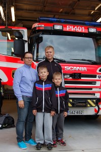 Kirsi Taura ja Asko kehuivat uuden paloaseman tiloja hienoiksi. Lapset Kalle (keskellä) ja Elias olivat innoissaan, kun pääsivät tutustumaan paloautoihin. 