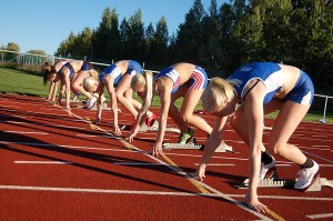 15-vuotiaiden tyttöjen 100 metrin juoksu avasi kolmen kunnan kuntaottelun.