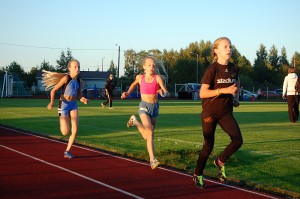 11-vuotiaiden tyttöjen 1000 metrin juoksun kärkikolmikko järjestyksessä oikealta Akaan Kerttu Niinimäki, Lempäälän Ronja Haavisto ja Akaan Aliisa Keskinen. 