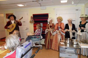 Hämeenlinnan Vanhan Killan esiintyjät ilahduttivat puvuillaan ja lauluillaan Sääksmäen vanhainkodin väkeä. 