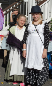 Serkukset Kaisla Korhonen  (vas.) ja Mia Yli-Mutka Akaasta olivat pukeutuneet vanhan ajan henkeen. Tytöt myivät markkinoilla omia tavaroitaan.