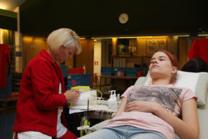  Heli Uusi-Rasi kävi ensimmäistä kertaa verenluovutuksessa kolmisen vuotta sitten. Keskiviikkona hän ajoi Valkeakoskelta Viialaan luovuttamaan verta.