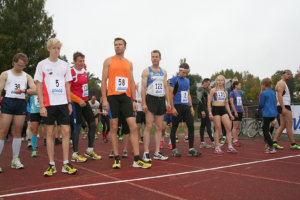 Mesihölkän juoksijat starttasivat matkaan Toijalan urheilukentältä. 