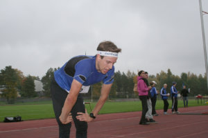 Hiihtäjä, suunnistaja ja juoksija Aki Kauppinen voitti miesten kympin. 