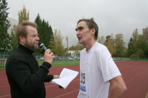 Jalantijärven ympäri ehti ensin Virtain Urheilijoiden Marko Leppämäki, jota maalissa haastatteli Heikki Knuutila.