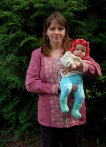 Elina Niiranen nauttii, kun saa väitöksen jälkeen hetkeksi huoahtaa ja nauttia täysillä perheen seurasta. Kahden kuukauden ikäinen Kaisla on kiltti mutta topakka lapsi.