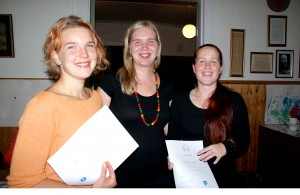 Hallituksen pitkäaikaiset jäsenet Sunna Säynekangas (vas.) ja Petra Mäkelä (oik.) saivat ansioistaan kunniakirjat.