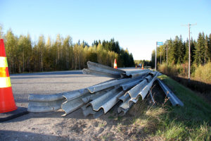 190-tielle Viialan ja Lempäälän välille on asennettu uudet kaiteet. 