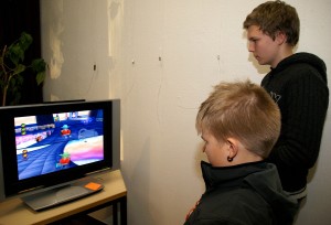 Niko Pulakka ja Reetu Honkanen testasivat maanantaina Wiillä Covoto Kart Racer -peliä.
