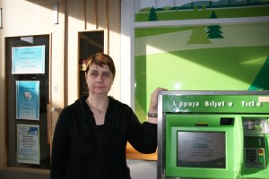 Toijalan rautatieasemalla kioskia pyörittävä Maarit Saranko toteaa toisen lippuautomaatin olevan kahden vuoden neuvotteluiden tulos.